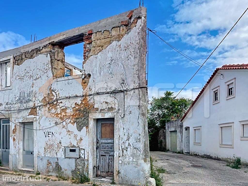 Apartamento T3 para recuperar no centro de Torres Novas - Grande imagem: 2/18