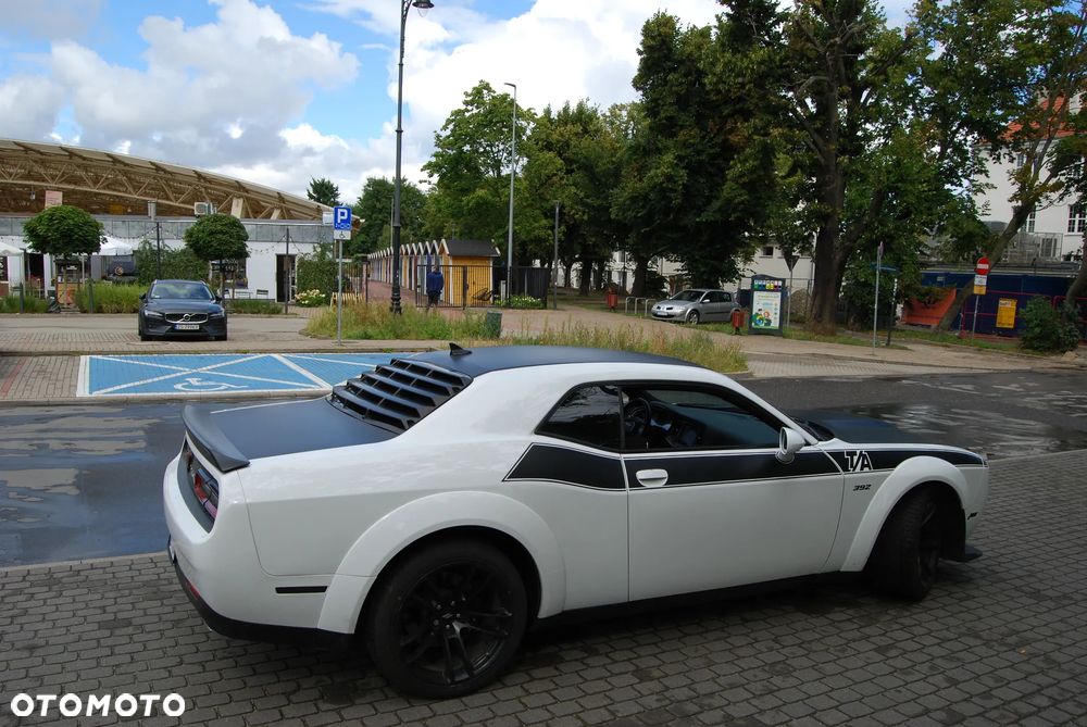 Dodge Challenger - 11