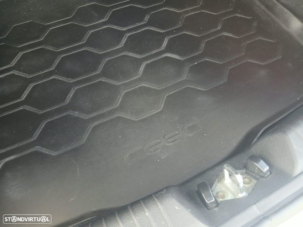 Kia Ceed 1.6 CRDi Nav Line - 33