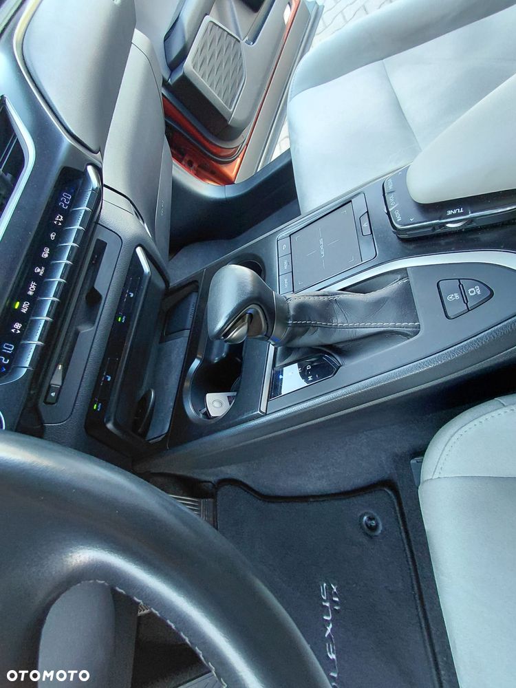 Lexus UX - 3