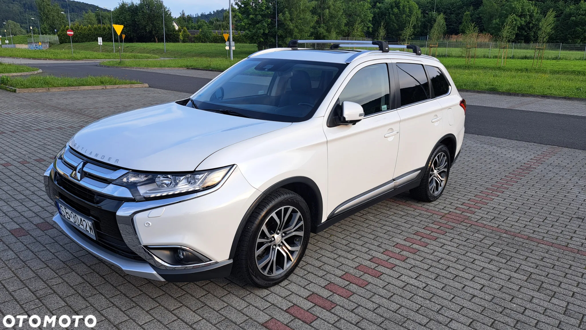 Mitsubishi Outlander 2.0 Instyle Navi 4WD CVT - 2