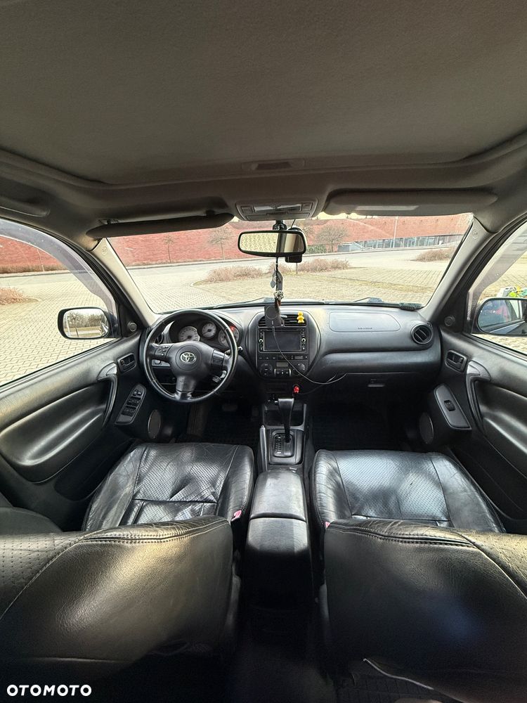 Toyota RAV4 2.0 VVT-i 4x4 - 11