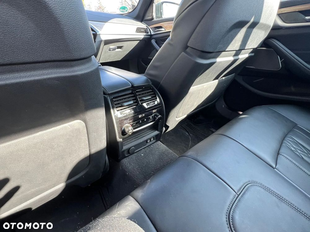 BMW Seria 5 M550i xDrive - 15