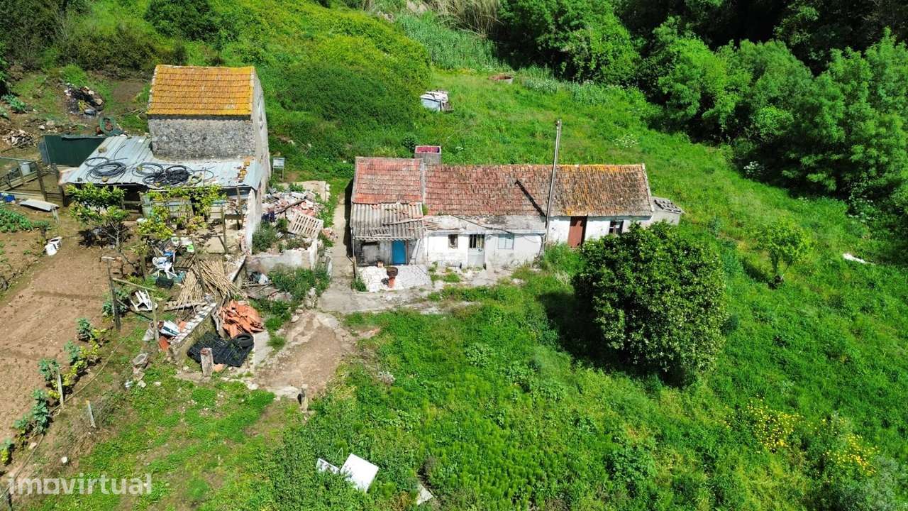 Moradia T2 para recuperação total com terreno, poço e ribeiro – às por - Grande imagem: 2/22