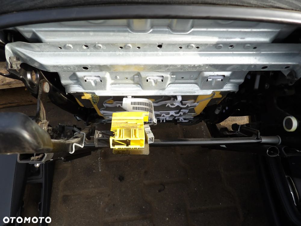 BMW - E87 - FOTELE , KANAPA , BOCZKI , TUNEL ŚRODKOWY - NIE OGRZEWANE - KOMPLET - 6