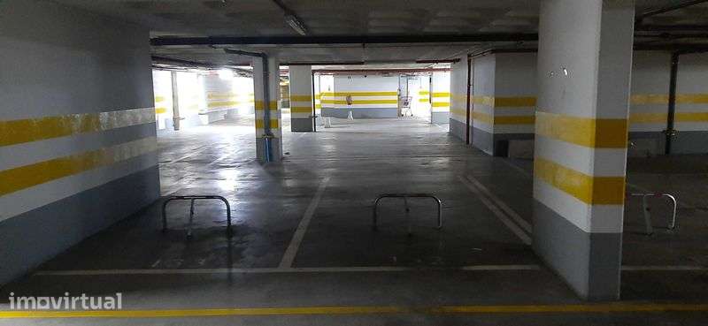 Garagem p/CARRO - Av. Berlim nº 27 - 3 min Aeroporto Aeroporto / A1 - Grande imagem: 3/4