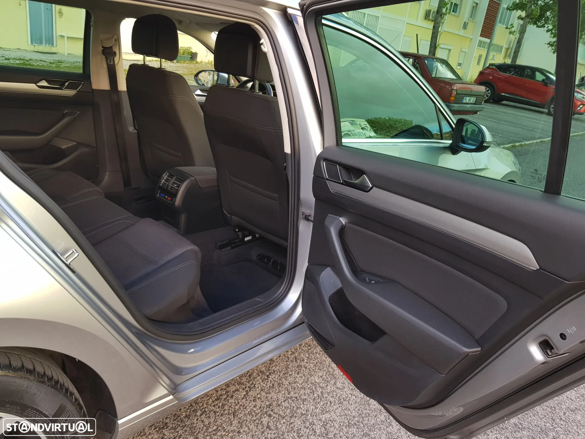 VW Passat Variant 1.6 TDI Highline DSG - 39