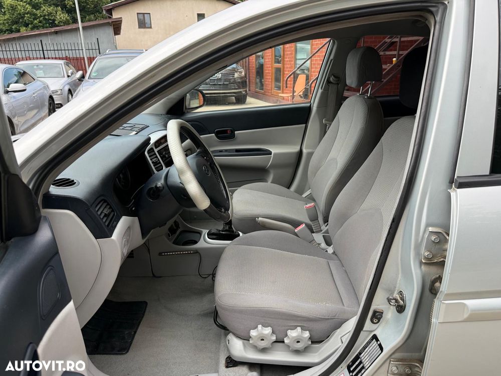 Hyundai Accent - 12