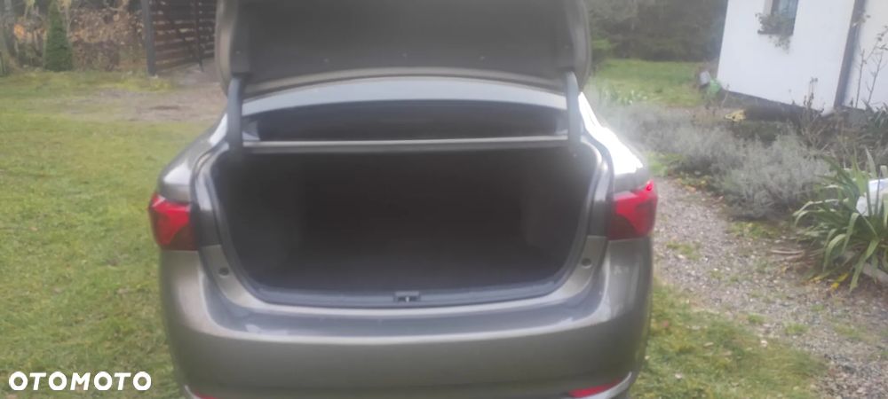 Toyota Avensis 2.0 D-4D Premium - 15