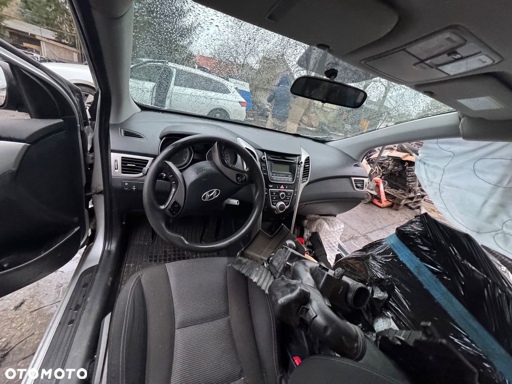 Hyundai i30 II 2 kolor srebrny RAH  RY maska srebrna zderzak przedni przód  na ledzie led błotnik prawy lewy przedni przód drzwi prawe przednie prawe lewe dziwi tylne prawe lewe drzwi pasażera srebrne klapa bagażnika zderzak tył tylni belka zderzaka pas przedni benzyna lampa przednia prawa lewa lampa tylnia prawa lewa konsola - 6