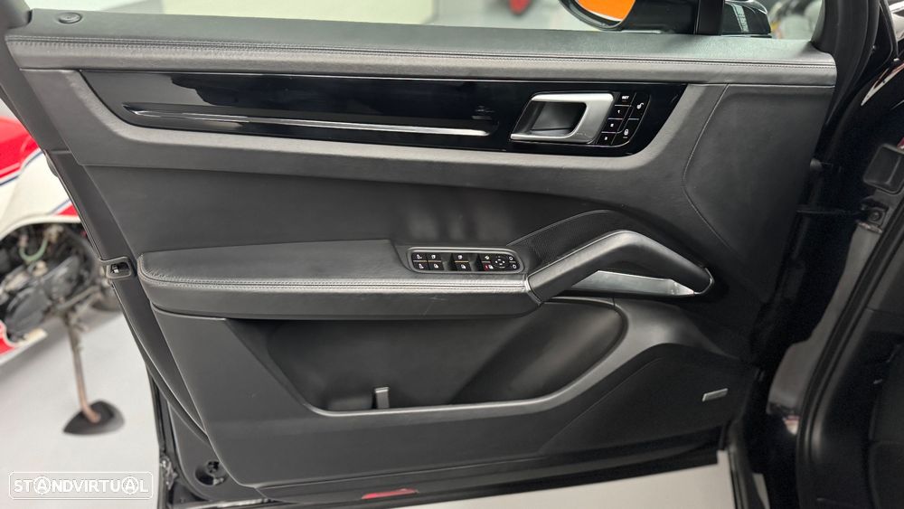 Porsche Cayenne Turbo - 35