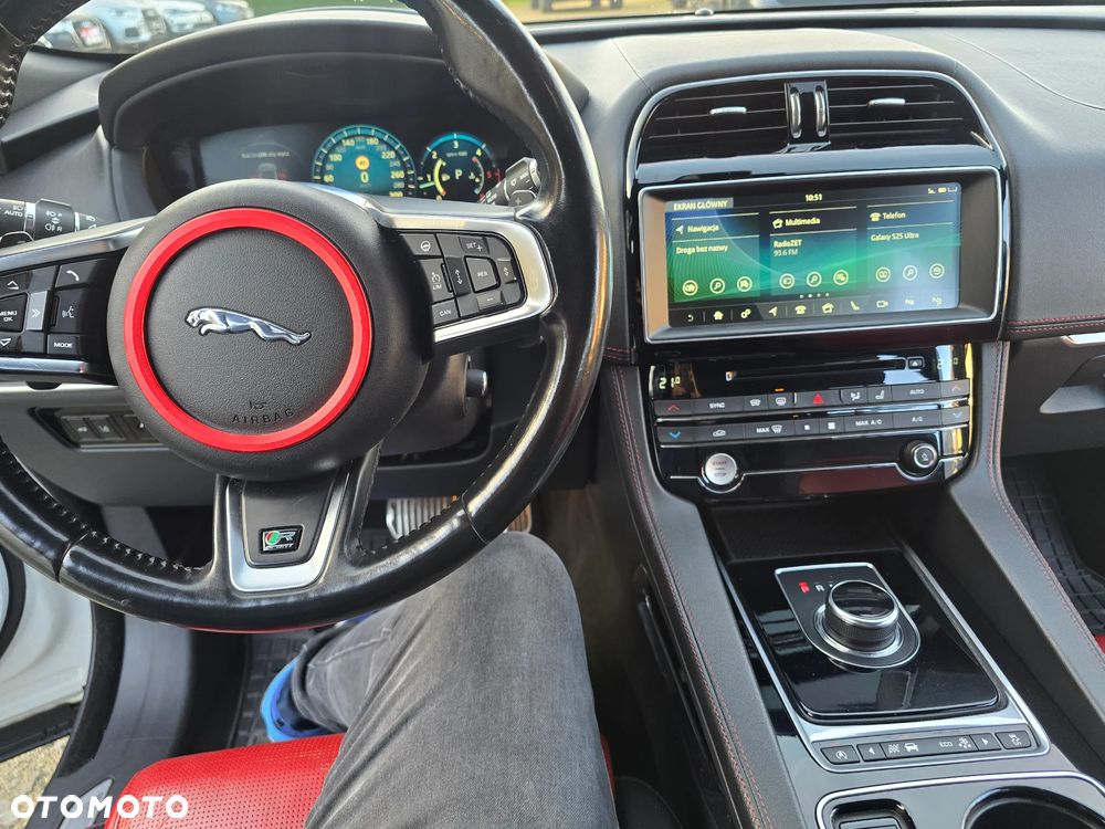 Jaguar F-Pace 20d AWD R-Sport - 30