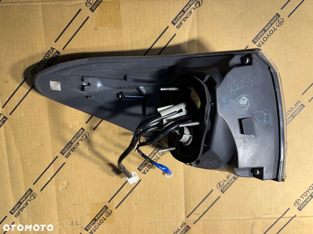 Lampa tylna prawa w karoserię Lexus RX450h 09-12r. - 2