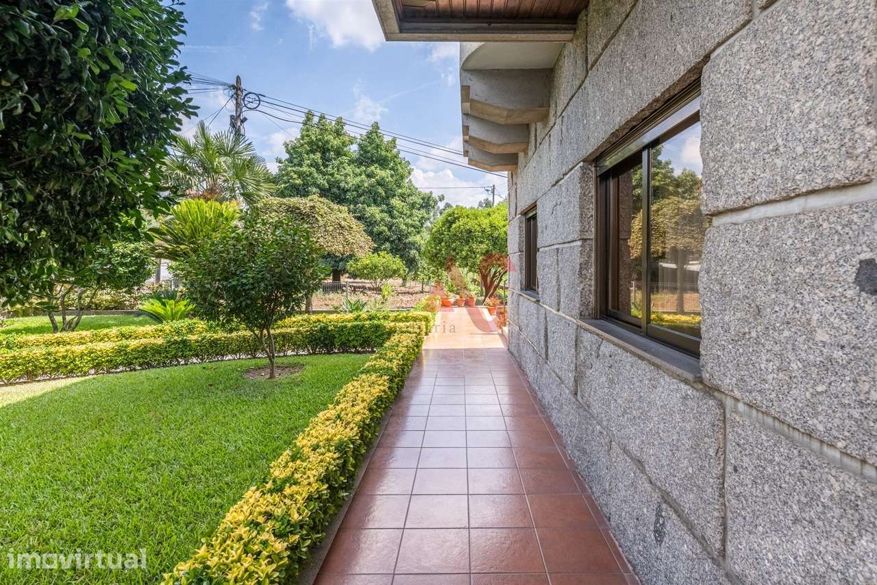 Moradia T7 com Espaço Comercial, Jardim e 3000m² de Terreno | Caramos - Grande imagem: 5/40