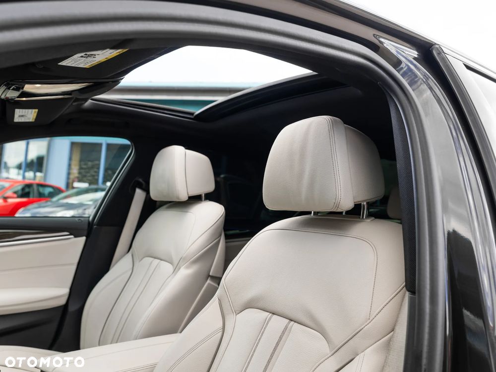 BMW Seria 5 M550i xDrive - 16