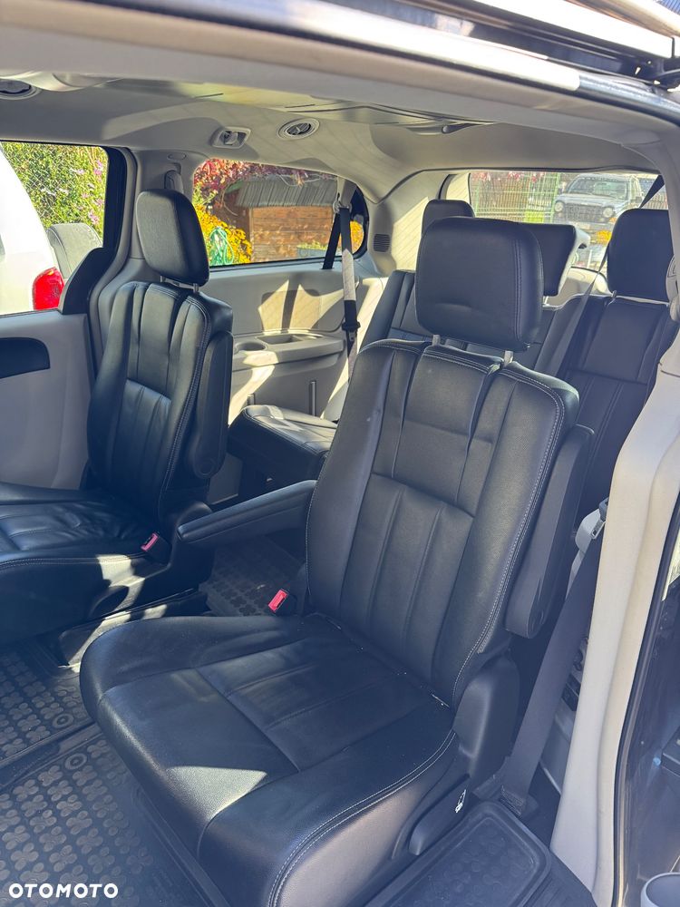 Chrysler Town & Country - 29