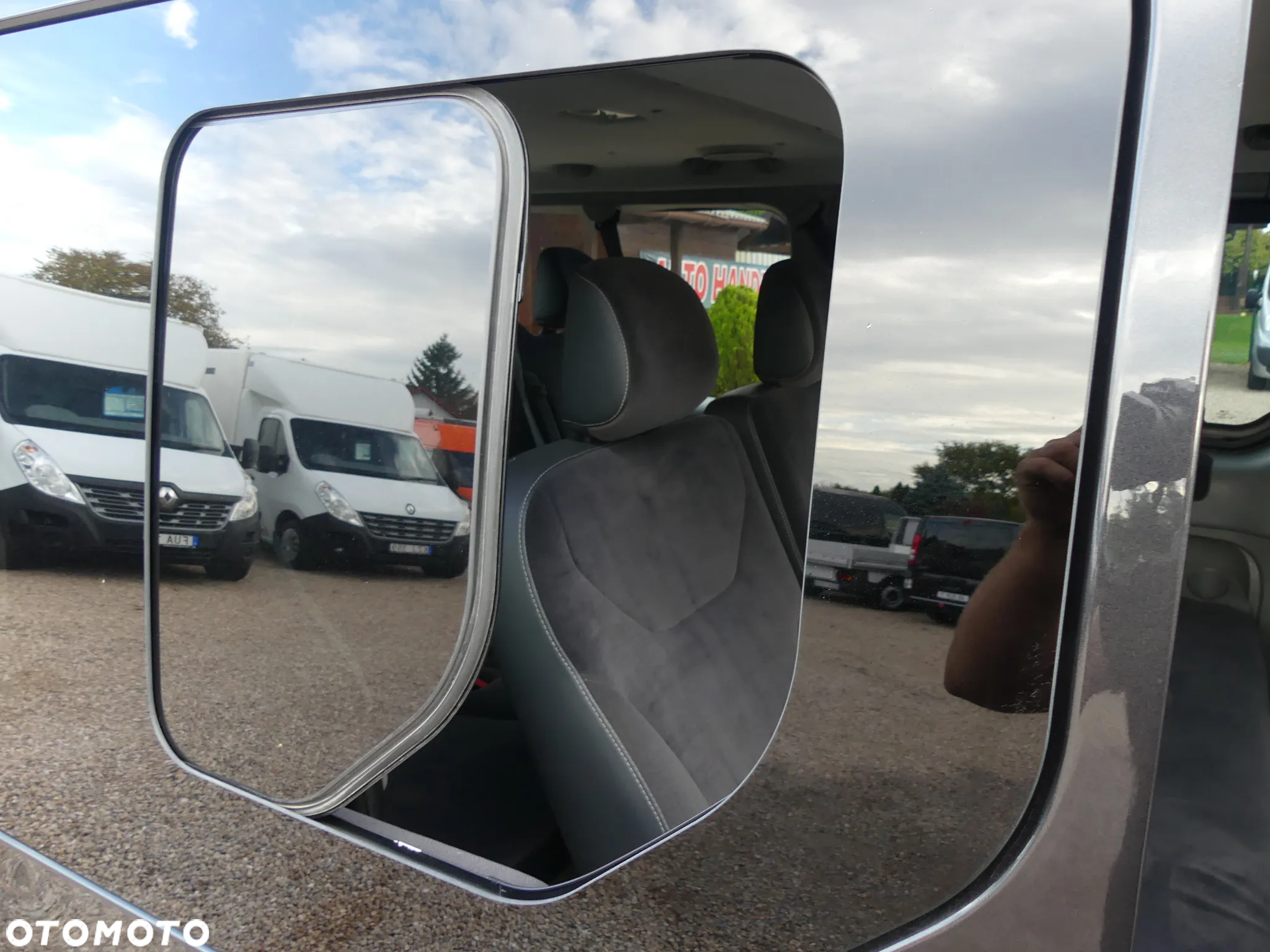 Renault Trafic 2.0 dCi 115 FAP Grand Passenger Black Edition - 12