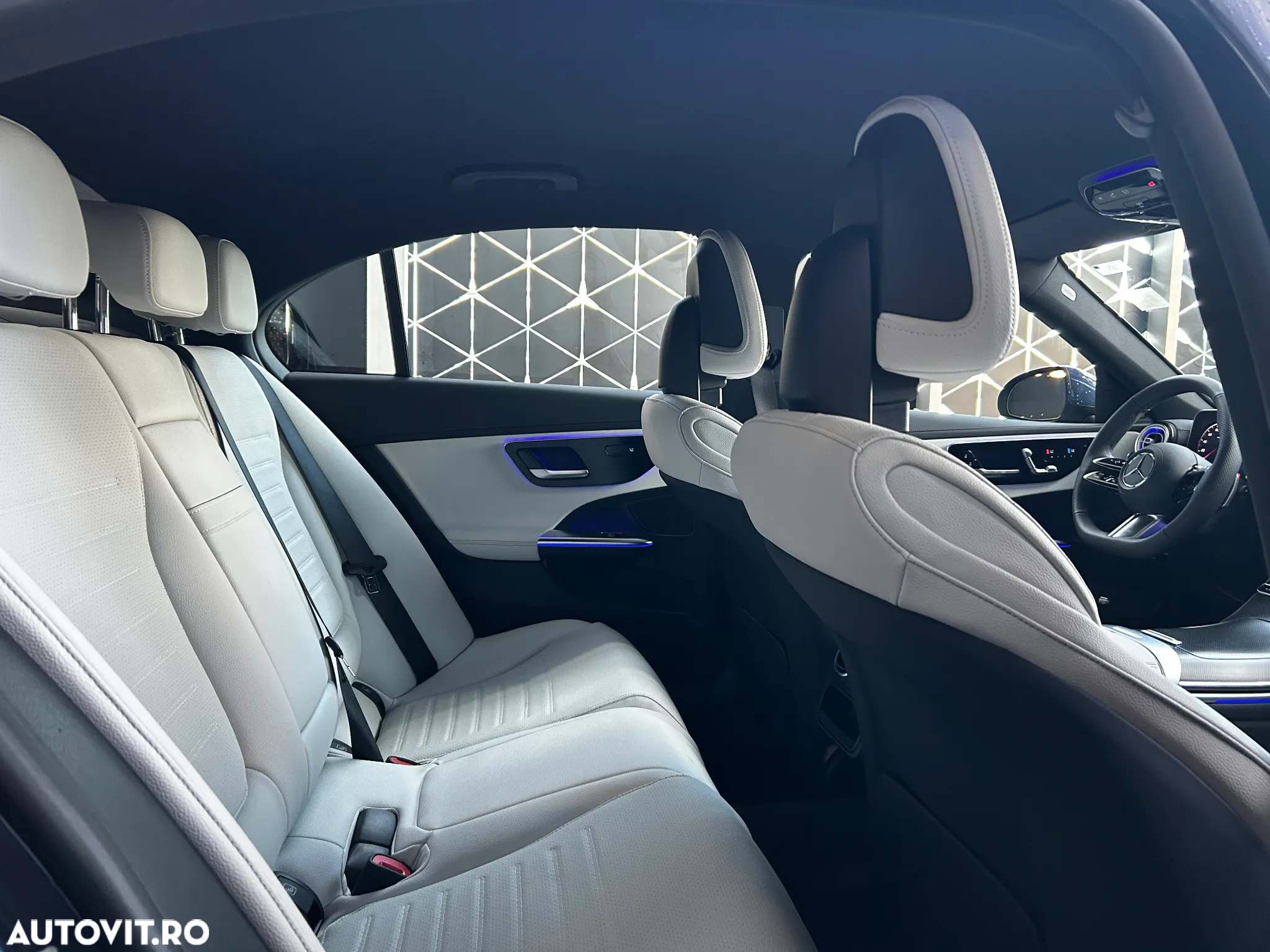 Mercedes-Benz C 300 e 4Matic 9G-TRONIC AMG Line - 11