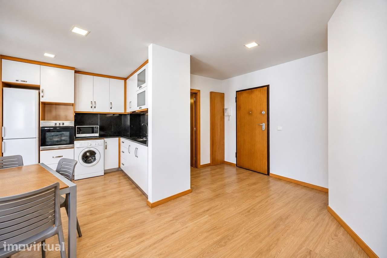 Apartamento T1 com Garagem Vendido mobiliado Marquês - Grande imagem: 3/12