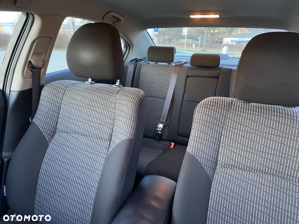 Toyota Avensis 2.0 D-4D Luna - 23