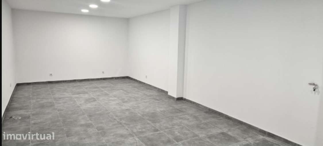 ARRENDAMENTO ARMAZÉM / ESPAÇO COMERCIAL / BAIRRO DA MILHARADA, FAMÕES - Grande imagem: 5/8