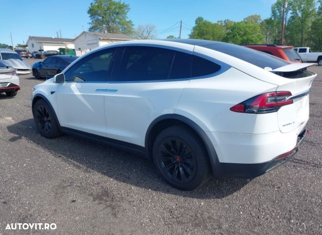 Tesla Model X - 3
