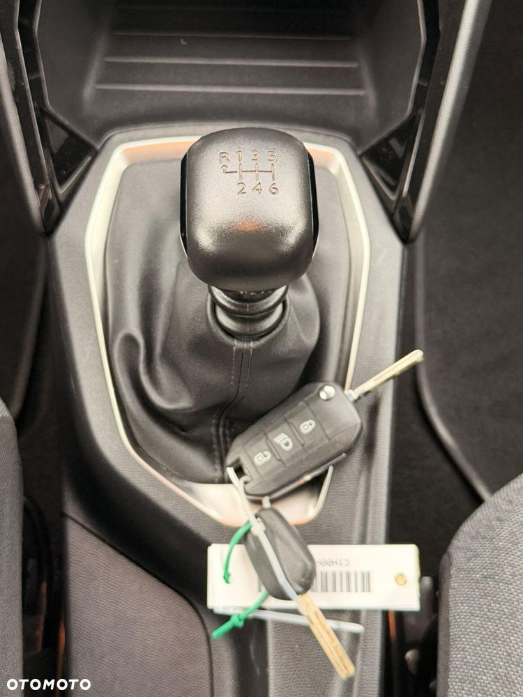 Peugeot 208 - 8