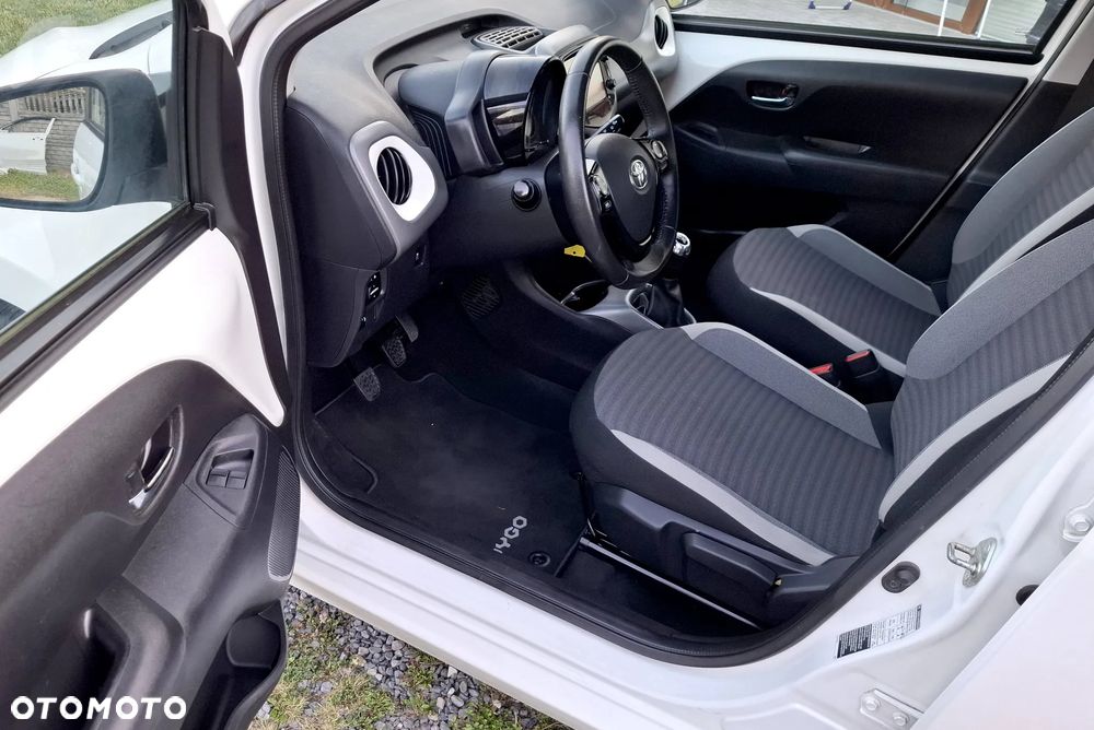 Toyota Aygo x-play connect - 11