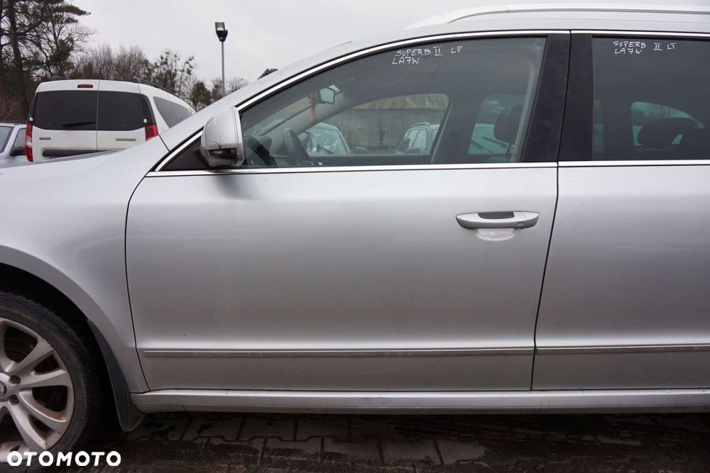 DRZWI PRZEDNIE LEWE SUPERB II 3T KOMBI LA7W  SREBRNY SKODA 2008-2013 - 1