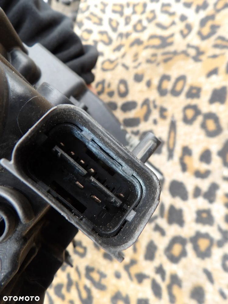 BMW - F10 - H7 - LEWA LAMPA PRZEDNIA - USZELNIONA - POKLEJONE UCHWYTY - SPALONA KOSTKA - ZALANE GNIAZDO - UK - 7203241 - 9