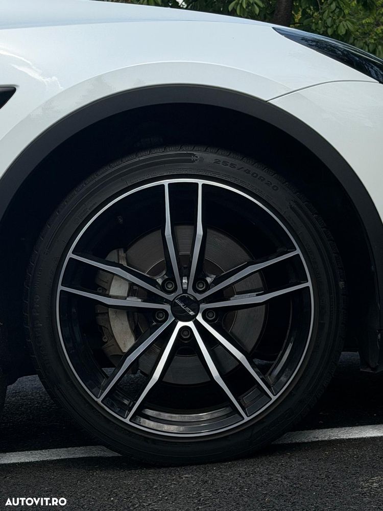 Tesla Model Y Long Range Dual Motor AWD - 10