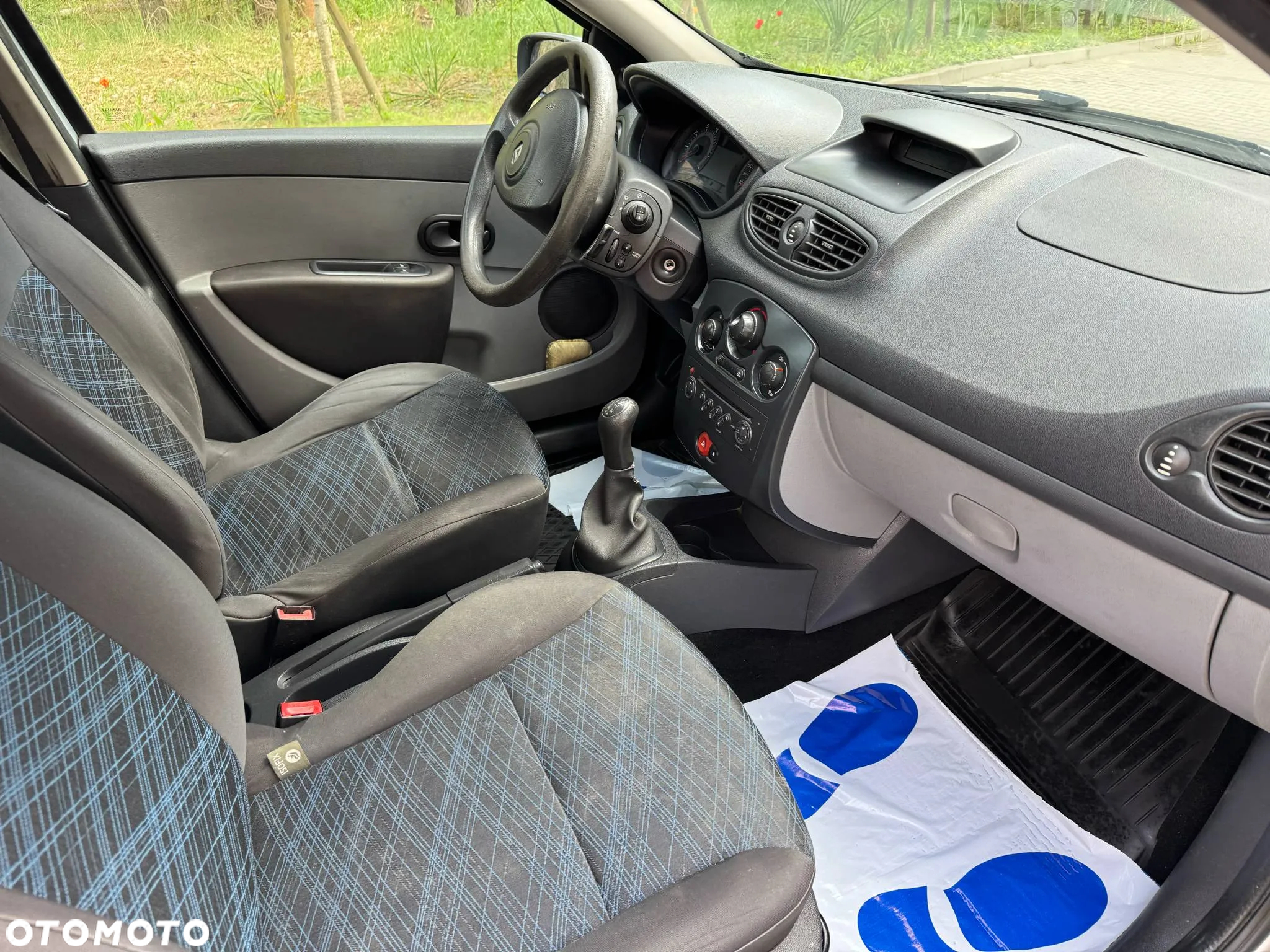 Renault Clio 1.2 16V Confort Privilege - 12