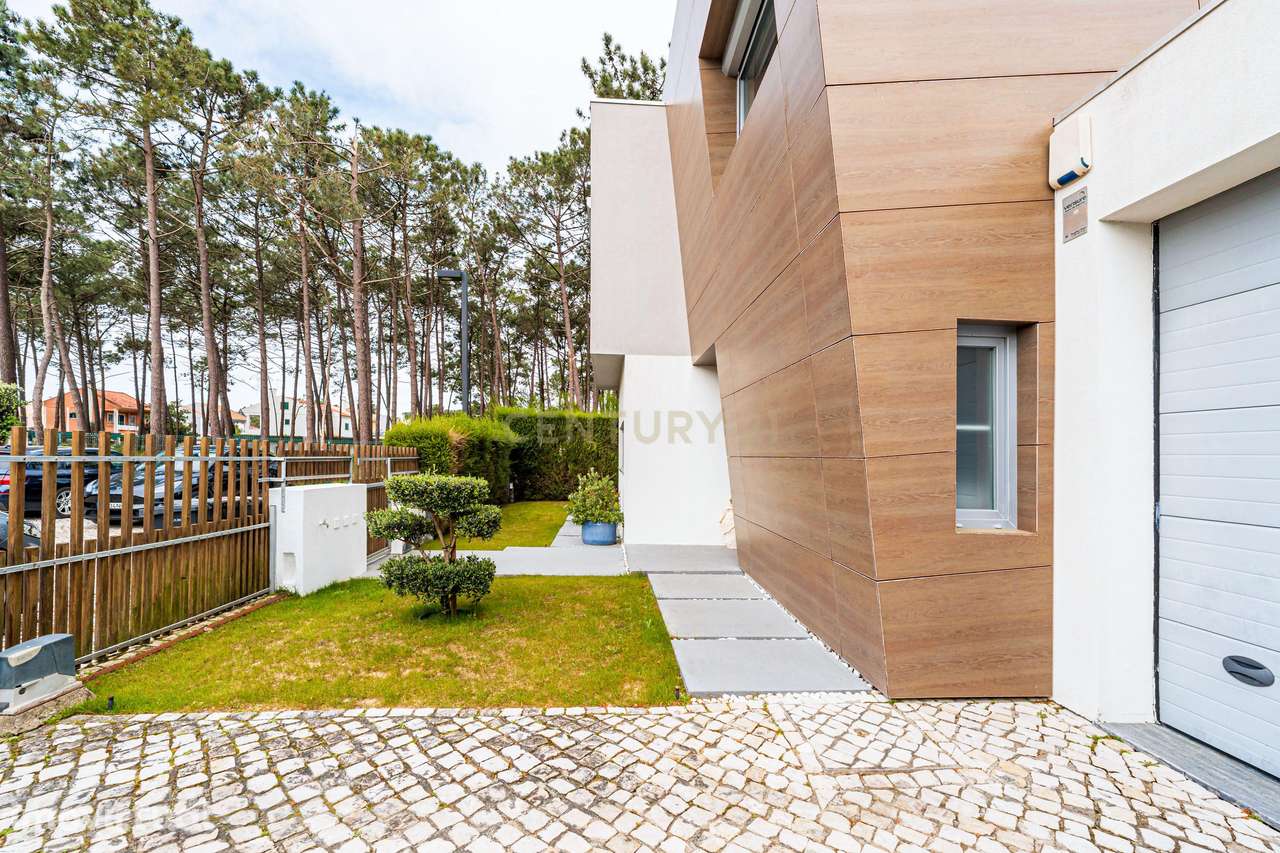 Moradia contemporânea na Aroeira | Luz natural, conforto e eficiência - Grande imagem: 2/54