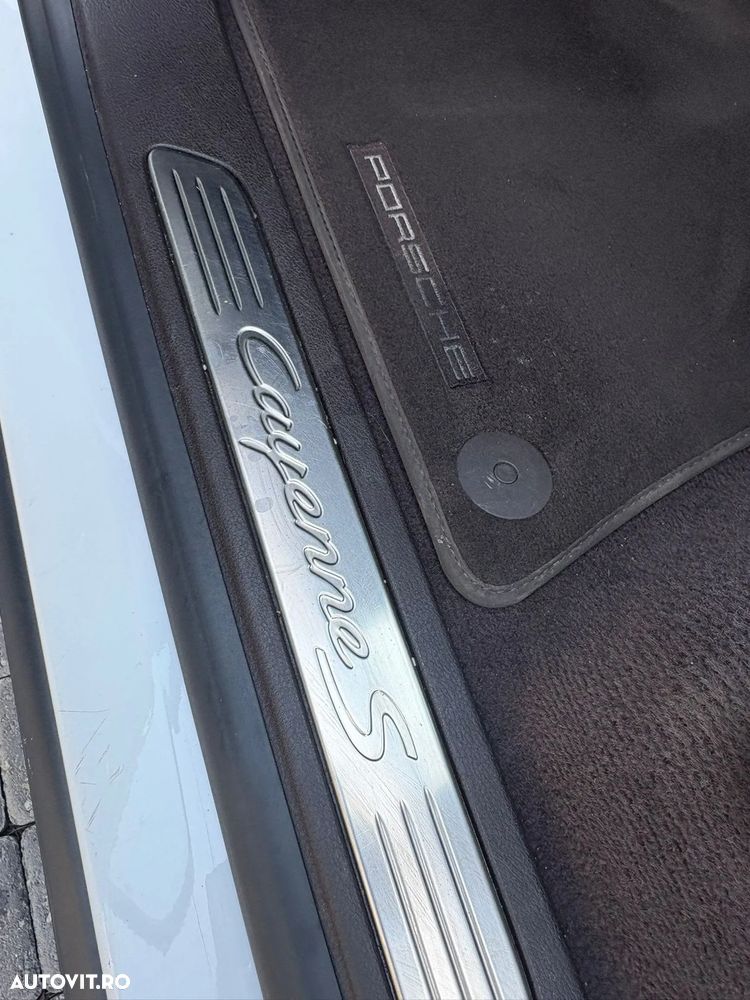 Porsche Cayenne 4.2 L S - 16