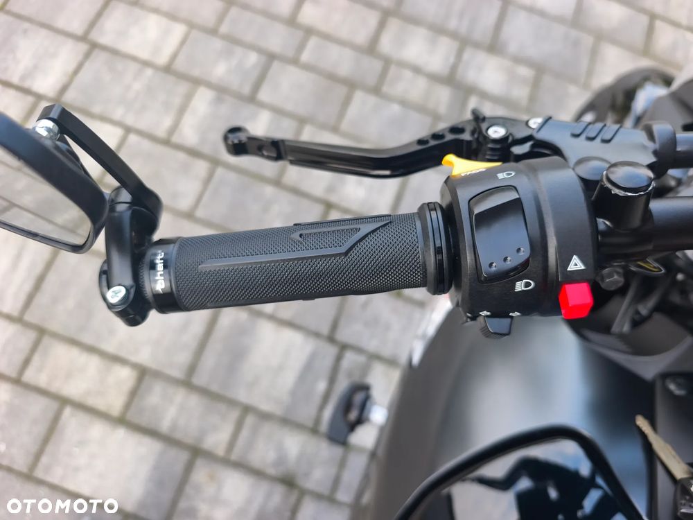 Suzuki GSR - 28