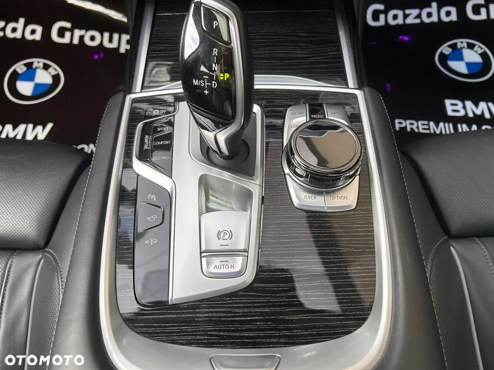 BMW Seria 7 750i xDrive sport - 32