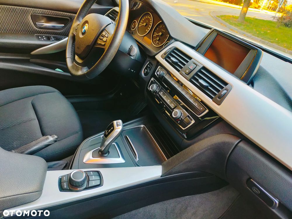 BMW Seria 3 318i Advantage - 24