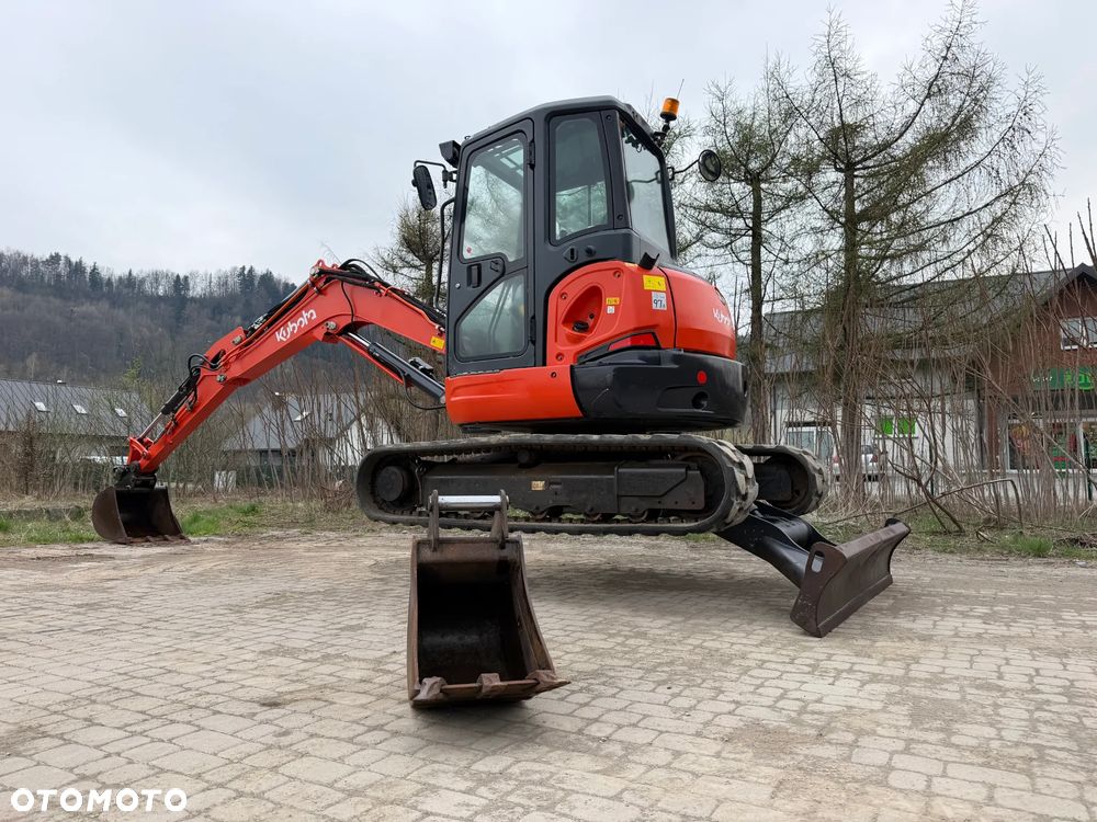 Kubota U55-4. koparka 5,5 tony. 2016 rok. 2300 mtg! KLIMATYZACJA. Długie ramie plus! 3sekcje Hydrauliczne. zamki na tłokach. Koparka Jak nówka sztuka. Zadbana zero zużycia. Z gospodarstwa Norweskiego. Zmiana łyżek Hydrauliczna. LENHOFF. Ani deka luzów wycieków. Szybka wolna jazda. Gąski perfekt stan. OKAZJA TANIO. Aktualna Dekra. Po serwisach eksploatacyjnych. Mocny silnik Kubota 4 cylindry! Zamki na tłokach. Wielka Okazja - 25