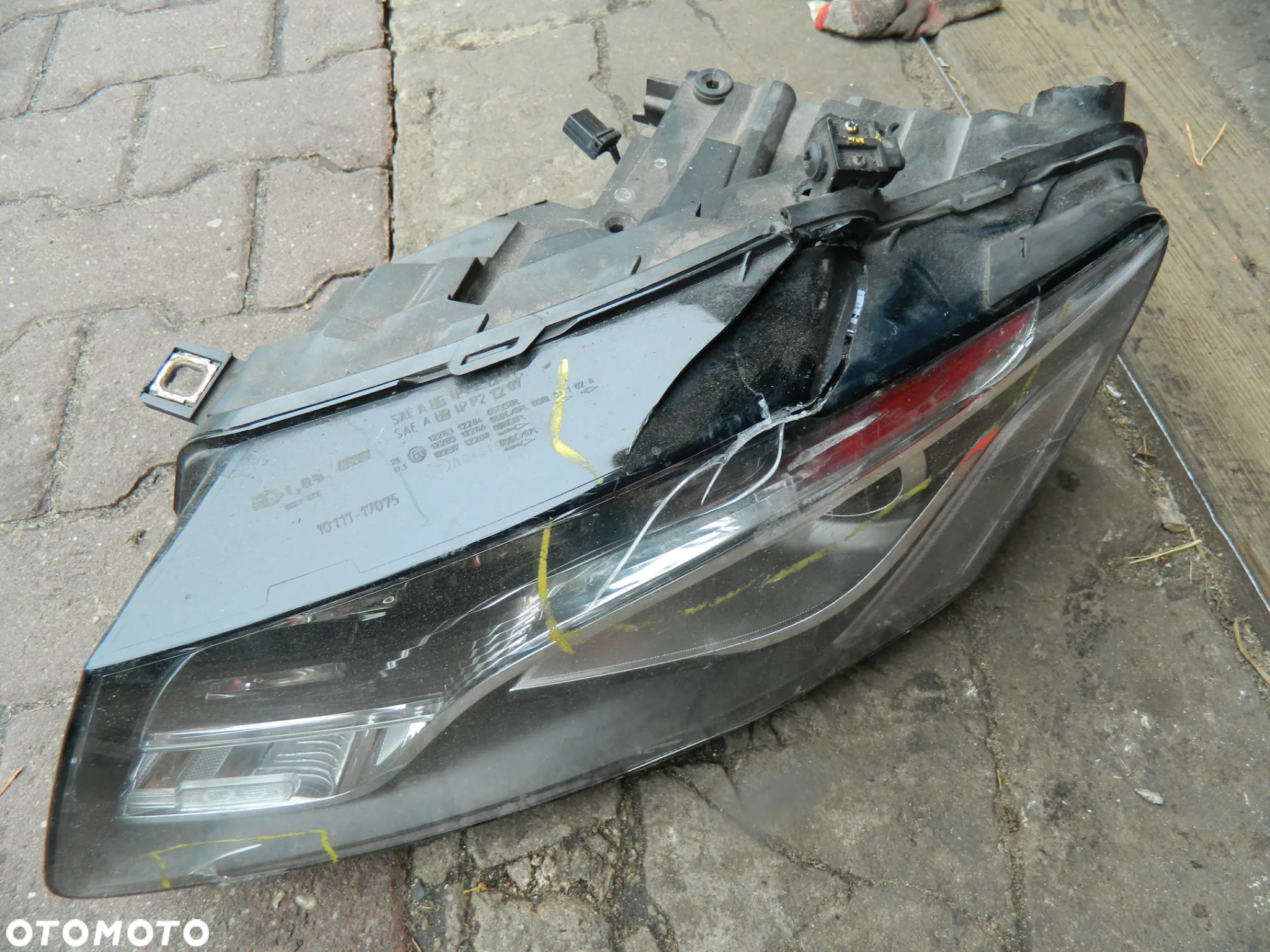 Audi Q5 8R  Lampa Bixenon Xenon LED - Uszkodzona - na części  EU - 2