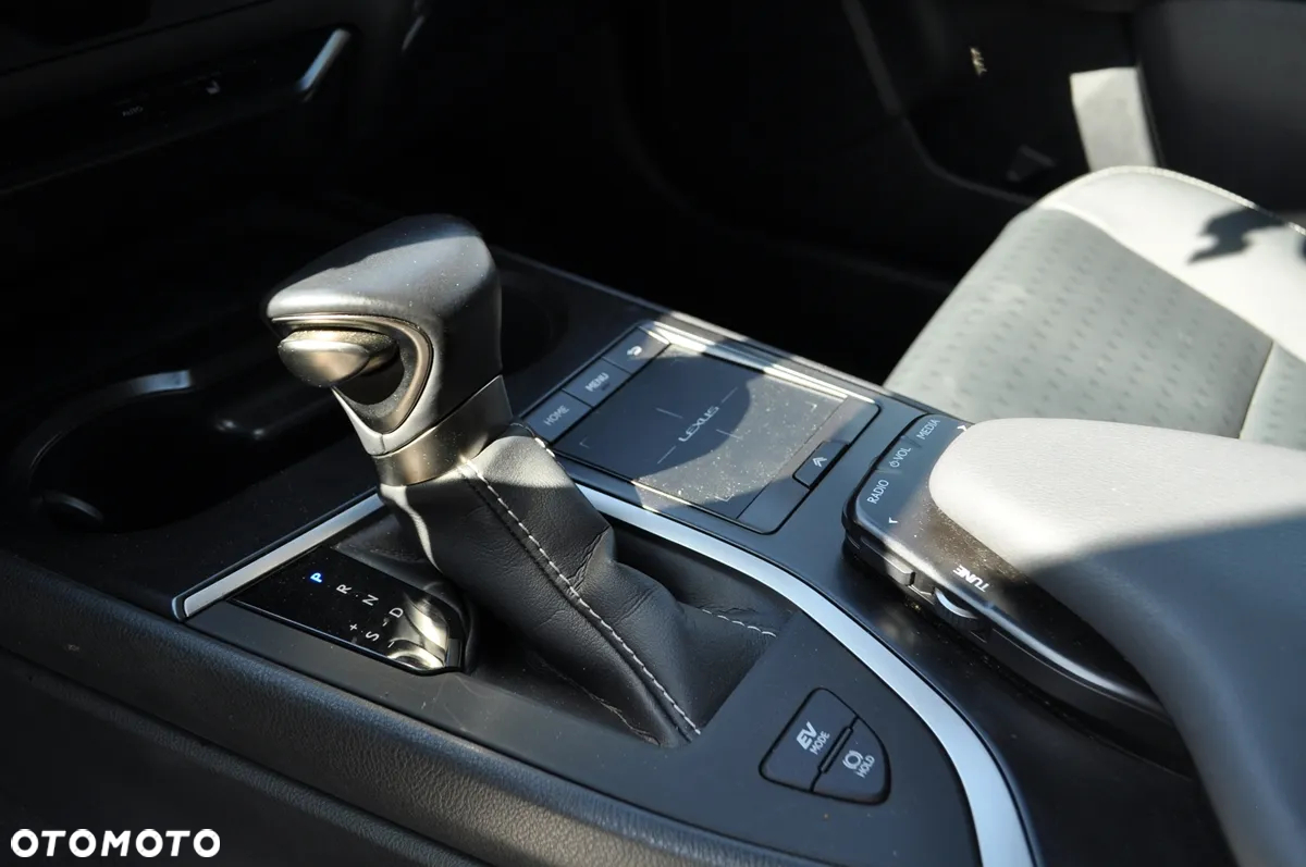 Lexus UX 250h GPF F Impression 2WD - 22