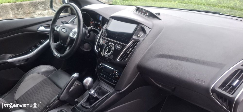 Ford Focus 2.0 EcoBoost ST c/ Pack Pele Desportiva - 11