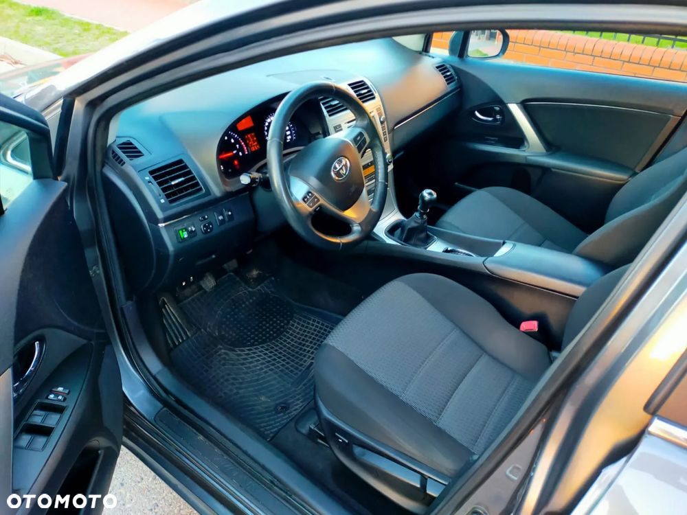 Toyota Avensis - 25
