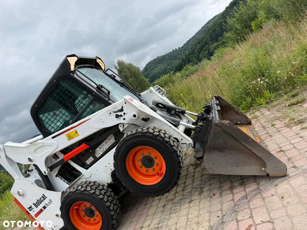 Bobcat S530. Ładowarka 4x4 wózek terenowy. Łyżka. Pełne sterowanie z dżojstika jazda i praca. Aktualne serwisy DEKRA 2026r. Silnik Kubota 4cyl 55km. Maszyna Jak Nowa z Salonu! Pochodzi z Norweskiego Gospodarstwa! 2020 rok 1724 mtg! Zero luzów i wycieków. Bardzo mocna i wydajna maszyna o małych gabarytach! Idealna do stajni oraz Budownictwa. OKAZJA TANIO 3 wyjścia Hydrauliczne pod urządzenia!! Wszystkie opony jak nowe .Kabina ogrzewana pełne szkło + drzwi. Po serwisach. Potężna moc. OKAZJA - 33