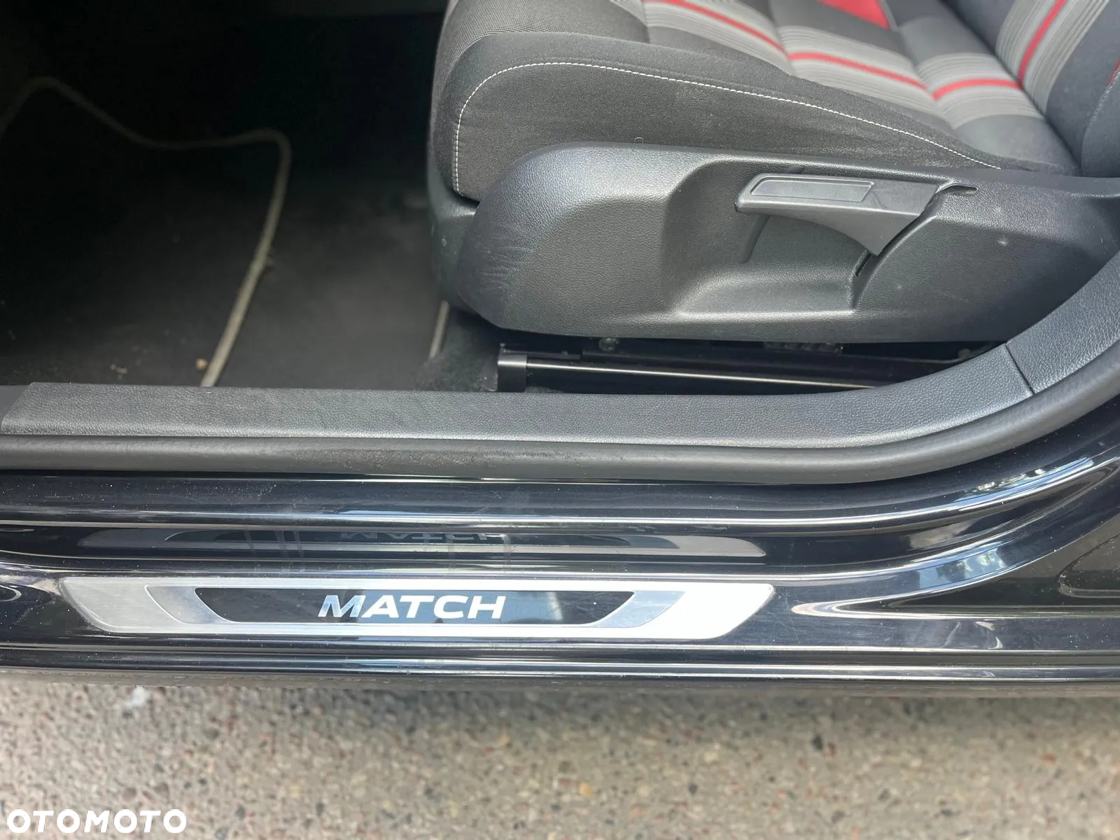 Volkswagen Golf 2.0 TDI DPF BlueMotion Technology DSG MATCH - 13