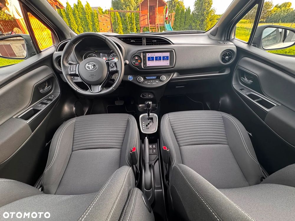Toyota Yaris Hybrid 100 Selection - 16