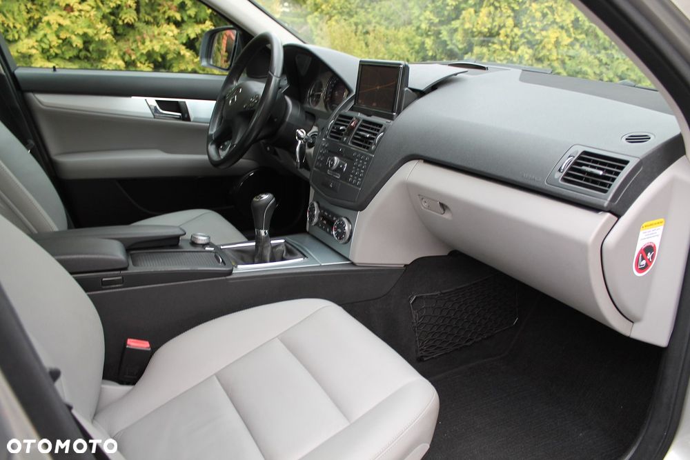 Mercedes-Benz Klasa C 220 CDI DPF Avantgarde - 28