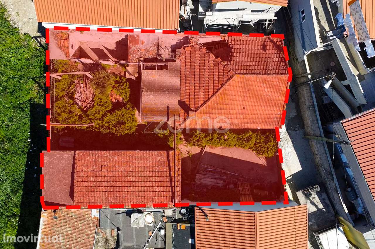 Moradia T2 com garagem e jardim, para reabilitar - Pedrouços, Maia - Grande imagem: 2/30