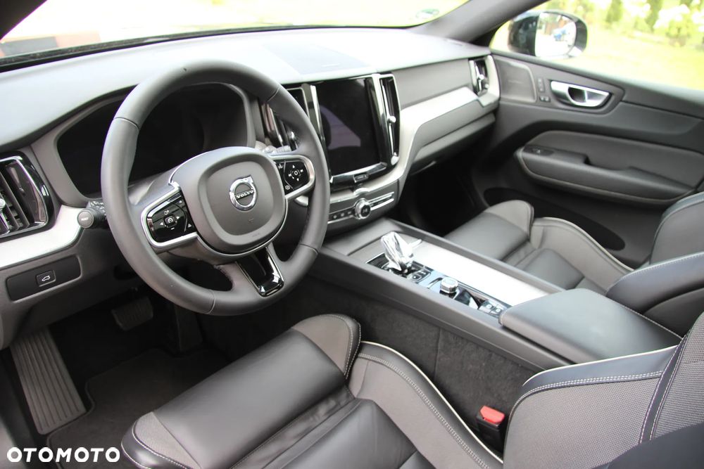 Volvo XC 60 B4 D AWD Plus Dark - 20
