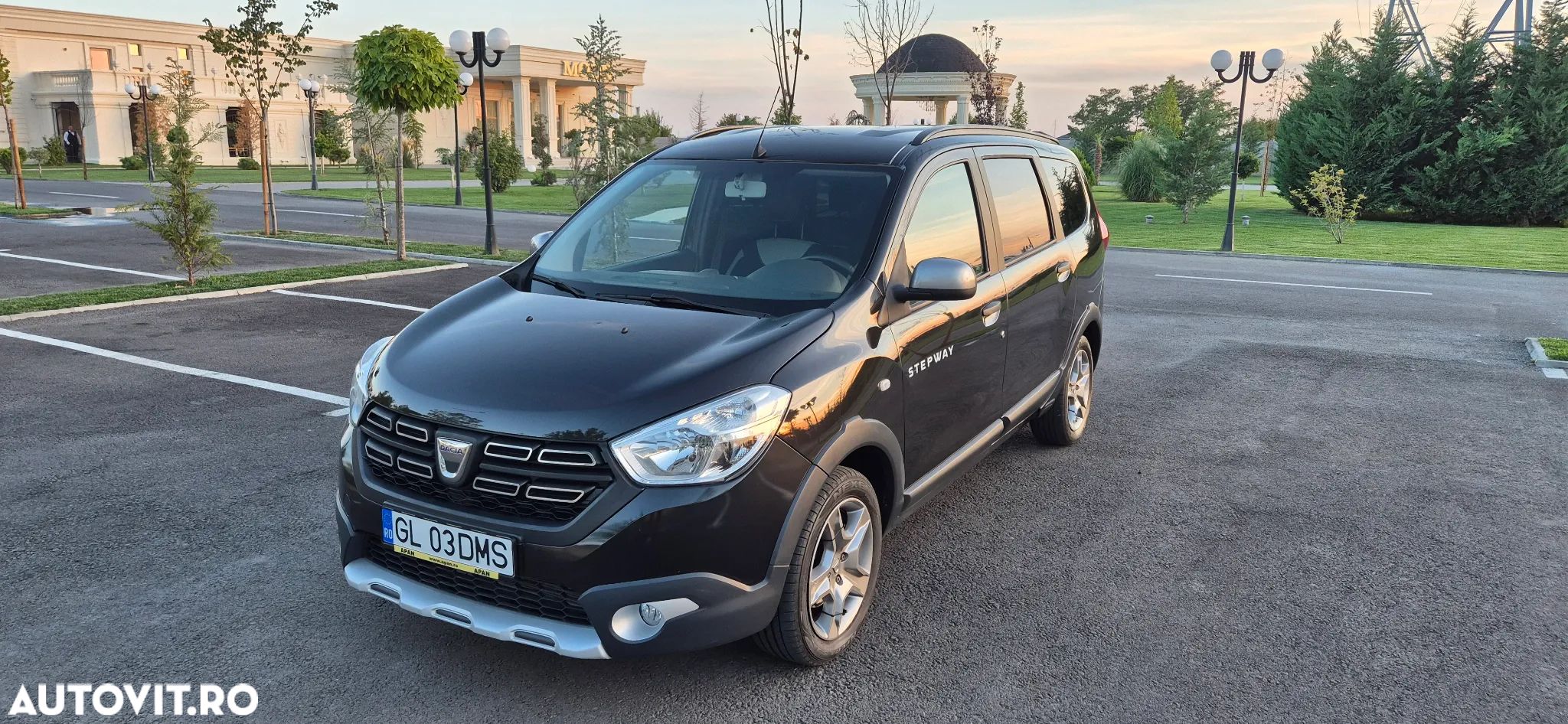 Dacia Lodgy 1.5 Blue dCi Stepway - 1