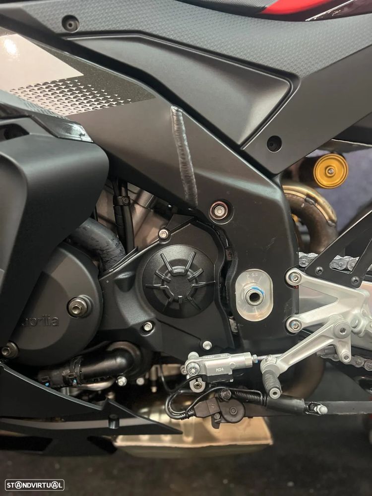 Aprilia RSV 4 FACTORY 2025 - 12